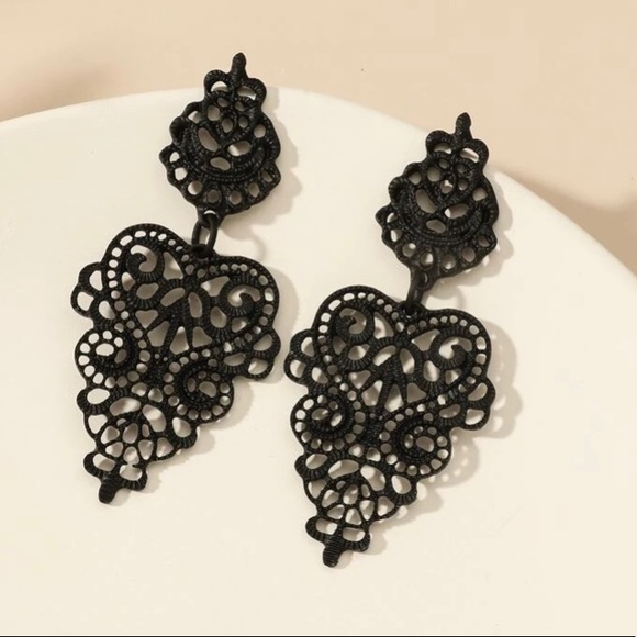 Vintage style hollow metal earrings - Picture 2 of 4